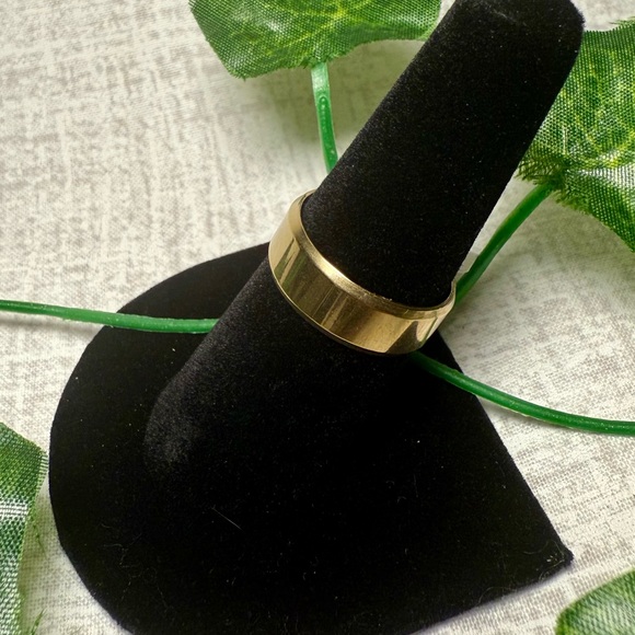 Jewelry - NWT Goldtone Stainless Steel Band Ring, Size 8
